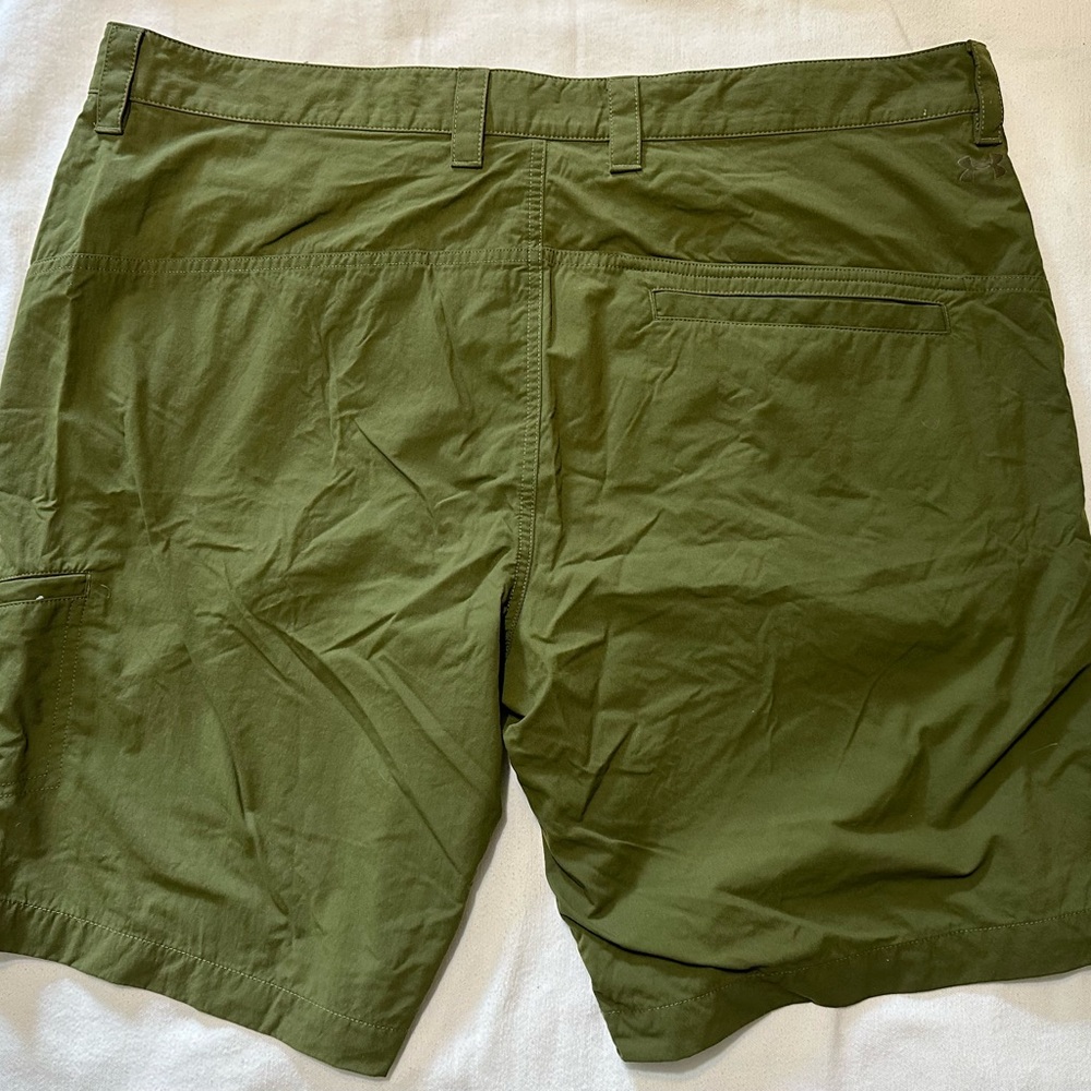Under Armour Men’s Shorts - green sz42